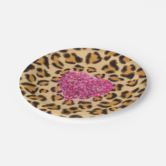 野生のきらめくピンクハートとヒョウ柄 ペーパープレート (アングル)