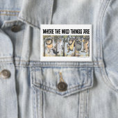 野生のものたちと木からぶら下がるマックス 缶バッジ (インサイチュ)