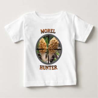 野生のアミガサタケのきのこ ベビーTシャツ