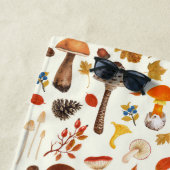 野生のキノコをオフに白 ビーチタオル (インサイチュ)