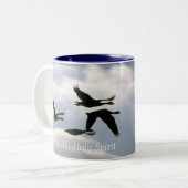 野生のゲーゼの飛行 – 聖来霊の旅 |マグカップ ツートーンマグカップ (正面左)