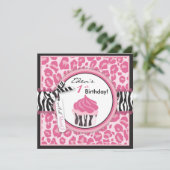 野生のチータのプリント及びカップケーキのピンクの誕生日 招待状 (スタンド正面)