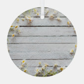 野生のデイジー：軽い木製の背景。 ガラスオーナメント (裏面)