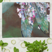 野生のニンニクで休む青いトンボ キッチンタオル (折り畳み)