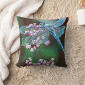 野生のニンニクで休む青いトンボ クッション (ブランケット)