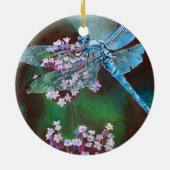 野生のニンニクで休む青いトンボ セラミックオーナメント (裏面)