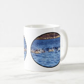 野生のハンドウイルカの躍動的な海の情景 コーヒーマグカップ (正面右)