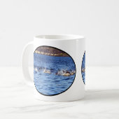 野生のハンドウイルカの躍動的な海の情景 コーヒーマグカップ (正面左)