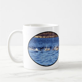 野生のハンドウイルカの躍動的な海の情景 コーヒーマグカップ