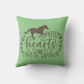 野生のハートは馬では折れない クッション (裏面)