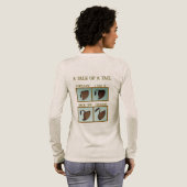 野生のバイソンと写真を撮る面白い女性Tシャツ トライブレンドTシャツ (背面全体)