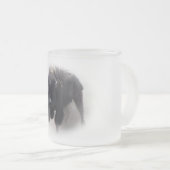 野生のバッファローによって曇らされるコーヒーのマグ フロストグラスマグカップ (正面右)