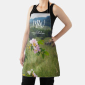 野生のバラと平和な田園風景 エプロン (インサイチュ)