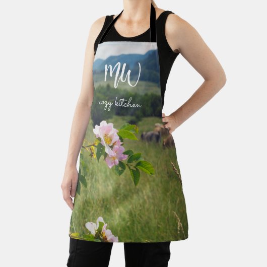 野生のバラと平和な田園風景 エプロン (インサイチュ)