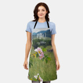 野生のバラと平和な田園風景 エプロン (着用した状態)