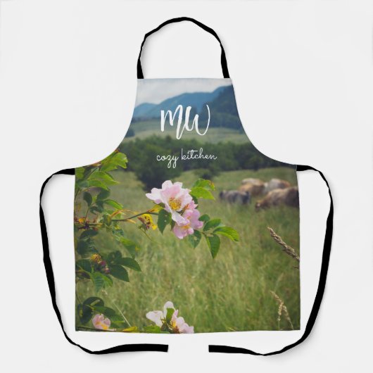 野生のバラと平和な田園風景 エプロン (正面)