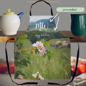 野生のバラと平和な田園風景 エプロン