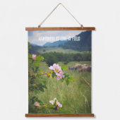 野生のバラと牛の田舎の風景 吊り下げ型タペストリー (正面)