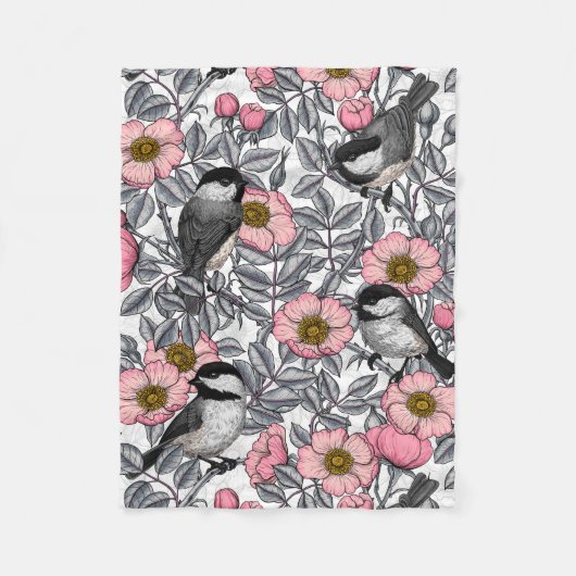 野生のバラ、ピンクとグレーの《鳥》アメリカゴガラ フリースブランケット (正面)