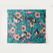 野生のバラ、ピンクと青の《鳥》アメリカゴガラ タペストリー (正面(横))