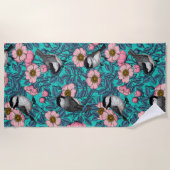 野生のバラ、ピンクと青の《鳥》アメリカゴガラ ビーチタオル (正面)