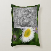 野生のフラバーンデイジーフラワーフレームあなたの写真を追加 アクセントクッション (正面(垂直))