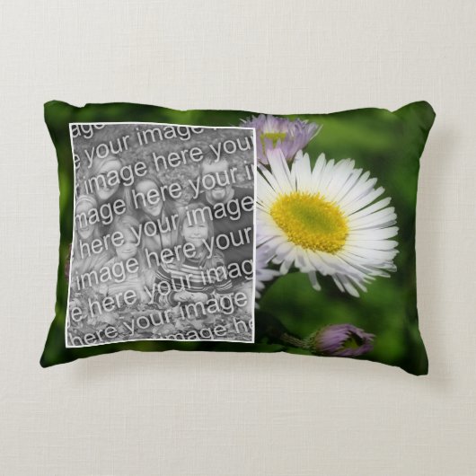 野生のフラバーンデイジーフラワーフレームあなたの写真を追加 アクセントクッション (裏面)