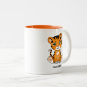 野生のベビータイガー動物の漫画 ツートーンマグカップ (正面右)
