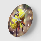 野生のマスのユリの花と虫の友人 ラウンド壁時計 (傾斜)