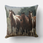 野生のムスタングの馬7 クッション (裏面)