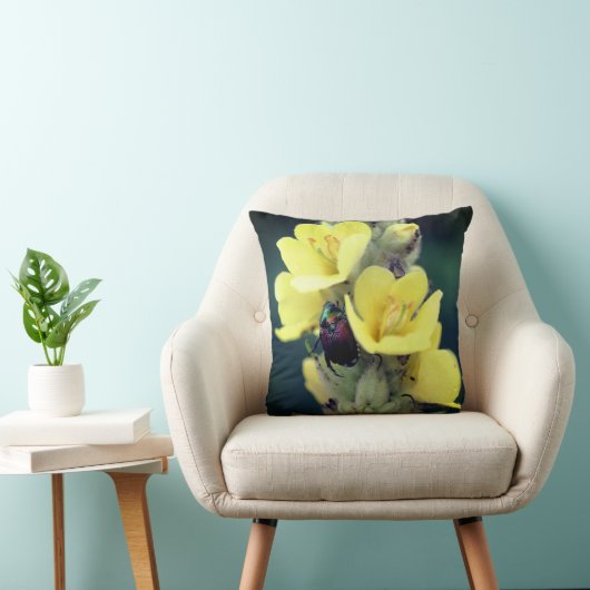 野生のムレインの花のカブトムシが閉まる クッション (椅子)