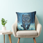 野生のユキヒョウ歩く霜に魅了された森 クッション (椅子)