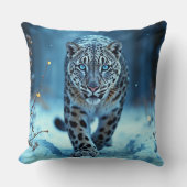 野生のユキヒョウ歩く霜に魅了された森 クッション (正面)