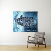 野生のユキヒョウ歩く霜に魅了された森 タペストリー (インサイチュ(横))