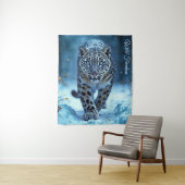 野生のユキヒョウ歩く霜に魅了された森 タペストリー (インサイチュ)