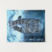 野生のユキヒョウ歩く霜に魅了された森 タペストリー (正面(横))