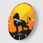 野生のライオンとジャングルに昇る太陽 ラージ壁時計 (傾斜)