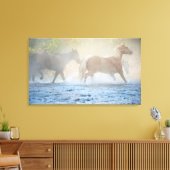 野生のランニング馬の水 キャンバスプリント (インサイチュ (リビング))