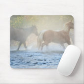 野生のランニング馬の水 マウスパッド (マウス)