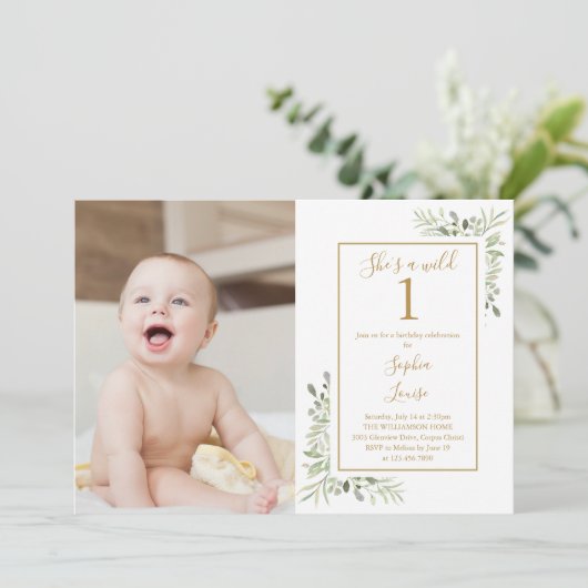 野生のワンガール、1歳の誕生日の緑の写真 招待状 (スタンド正面)