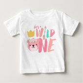 野生の一頭の雌ライオンと矢印 | 1歳のベビーガール ベビーTシャツ (正面)