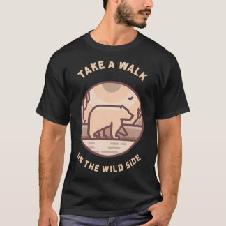 野生の側を散歩する Tシャツ