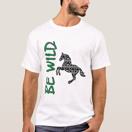 野生の力 – 馬の飾りデザインが強さと勇気を呼び覚ます Tシャツ (正面)