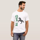 野生の力 – 馬の飾りデザインが強さと勇気を呼び覚ます Tシャツ (正面フル)