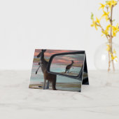 "野生の反射：ビーチ上のカンガルー カード (黄色い花)