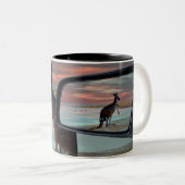 "野生の反射:ビーチ上のカンガルー ツートーンマグカップ (正面右)