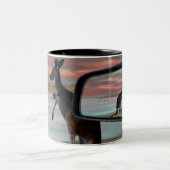 "野生の反射:ビーチ上のカンガルー ツートーンマグカップ (中央)