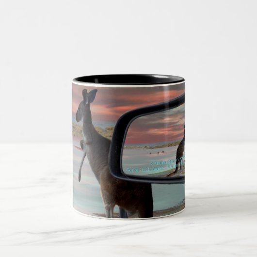 "野生の反射:ビーチ上のカンガルー ツートーンマグカップ (中央)
