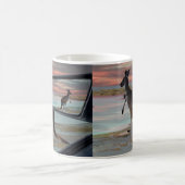 "野生の反射:ビーチ上のカンガルー モーフィングマグカップ (中央)