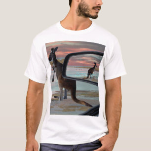 "野生の反射:ビーチ上のカンガルー Tシャツ